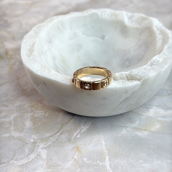 Elegant Gold Ring - Picture 2 of 5